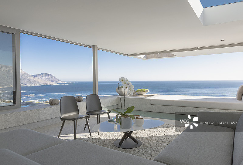 现代豪华住宅展示客厅内部，可欣赏海景图片素材