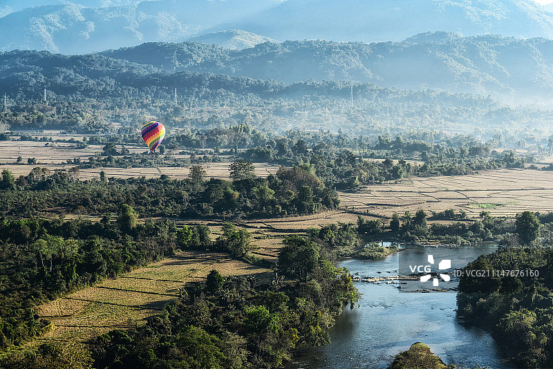 热气球航拍老挝万荣图片素材
