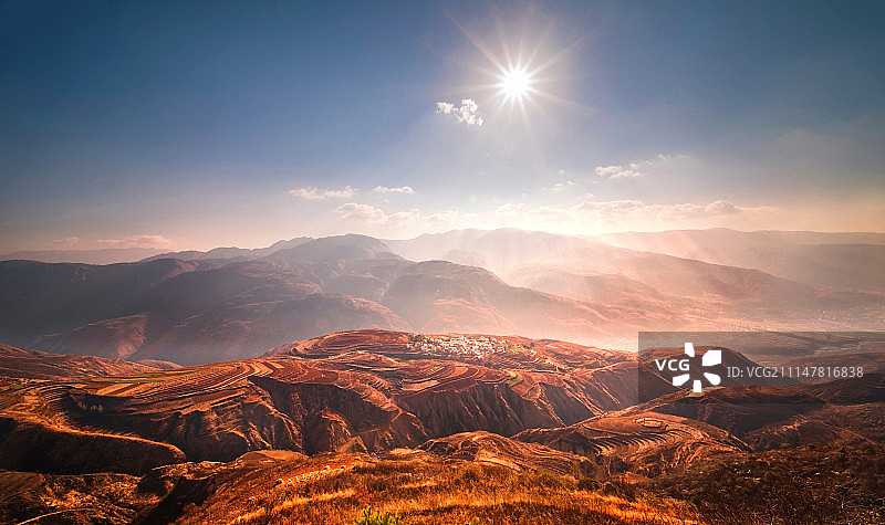 东川红土地之日照落霞沟图片素材