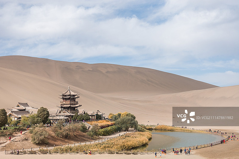 秋天的敦煌月牙泉图片素材