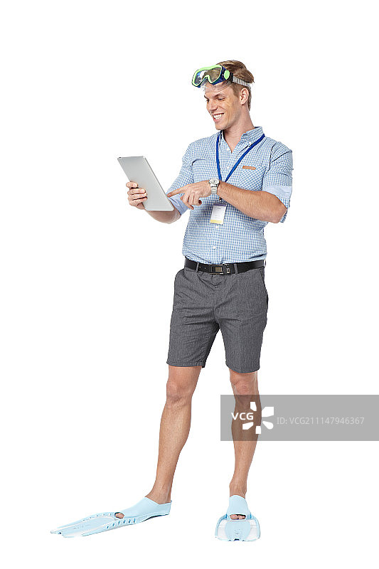 戴着游泳镜上网的商人照片图片素材