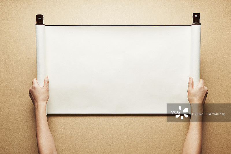 白色空白卷轴与人手图片素材