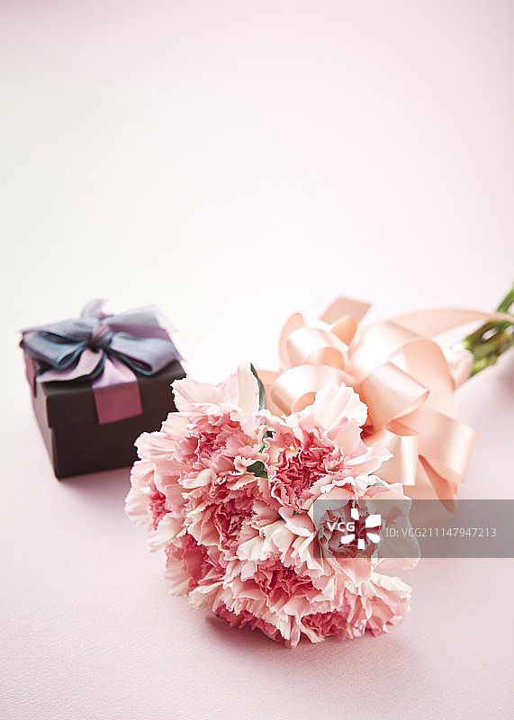 鲜花和礼品盒图片素材