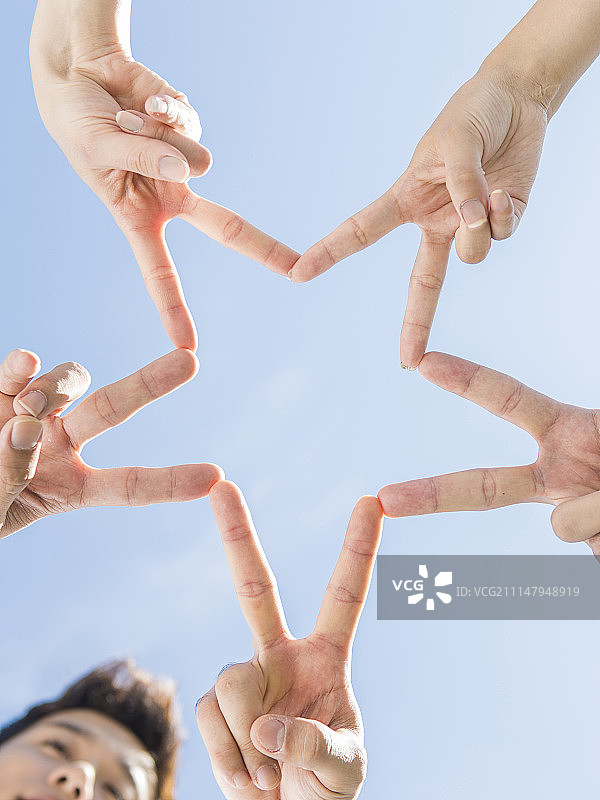 朋友们向下看用手势比星形摄影图片素材