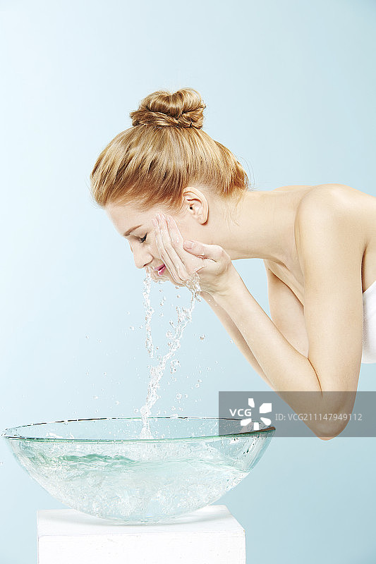 身穿抹胸上衣洗脸的女人摄影作品图片素材