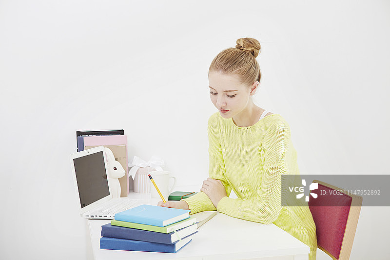 在书桌前学习的女人图片素材