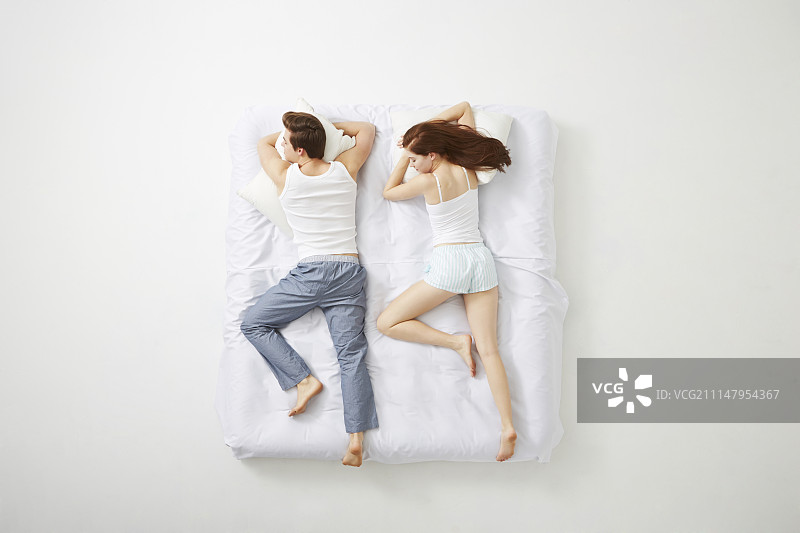 床上情侣的影棚照图片素材