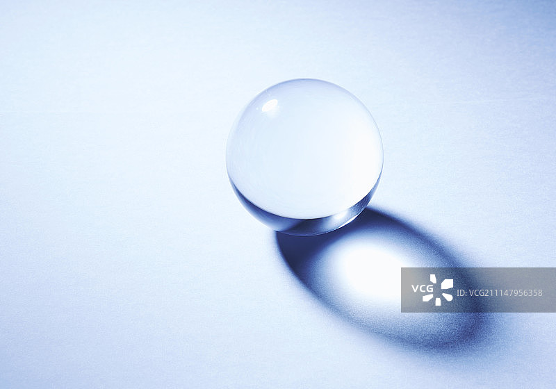 蓝色背景上的透明珠子图片素材
