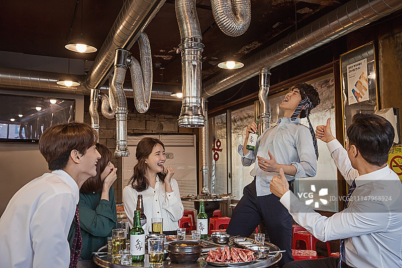 韩国男人和员工的商务会议图片素材