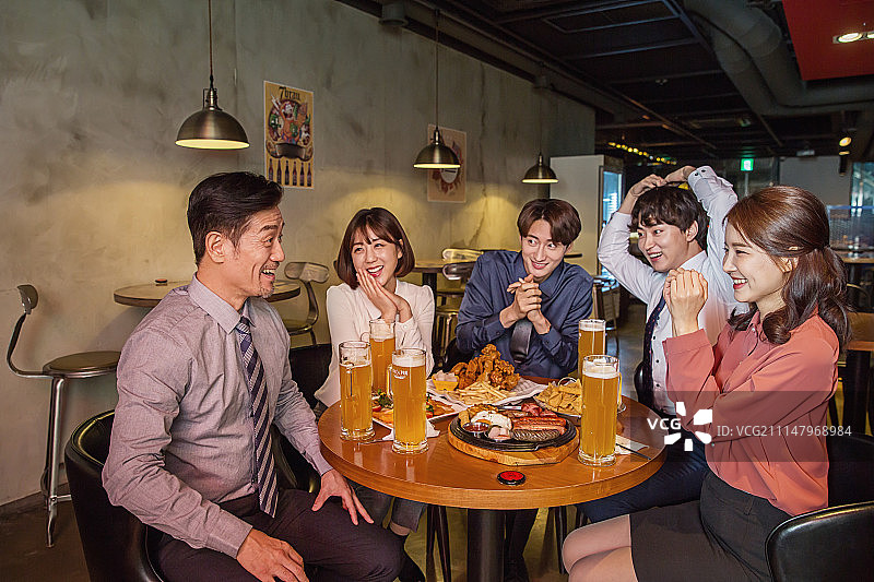 韩国白领商务人士年终聚餐喝啤酒图片素材