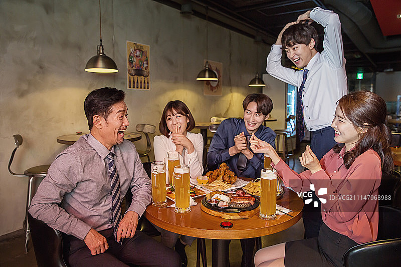 韩国白领商务人士年终聚餐喝啤酒图片素材