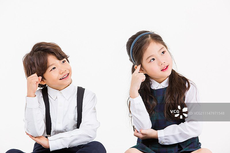 韩国小学生在思考创意图片素材