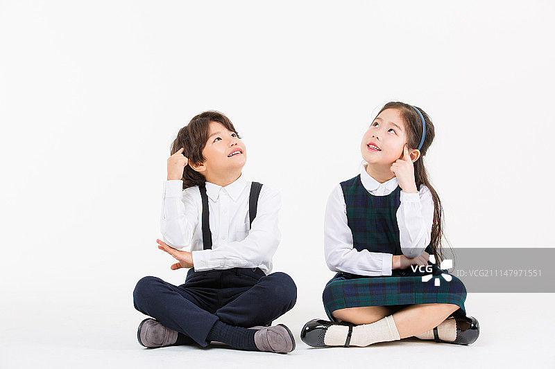 韩国小学生在思考创意图片素材