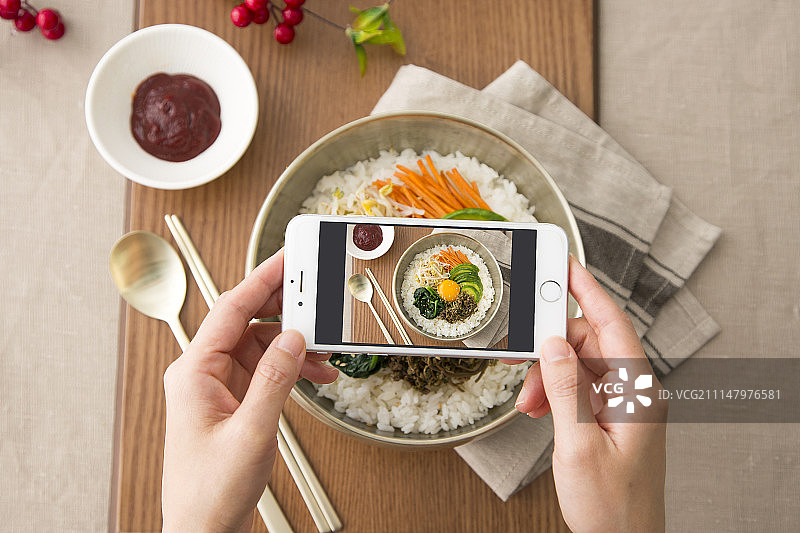 美味韩式料理：面条、米饭汤和鱼肉小菜图片素材