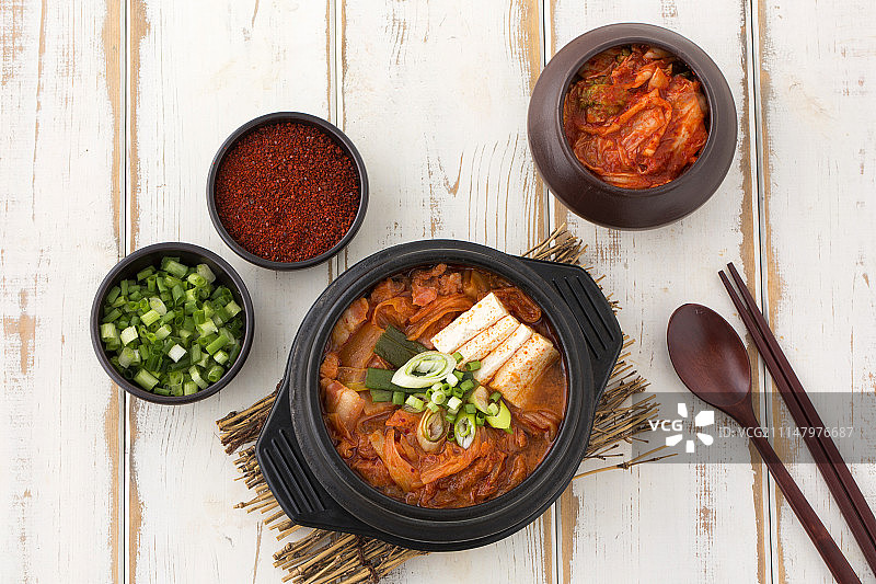 美味的韩国料理——面条、米饭汤和鱼类小菜图片素材