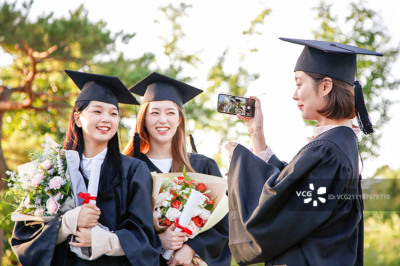 校园生活毕业季，朋友毕业典礼图片素材