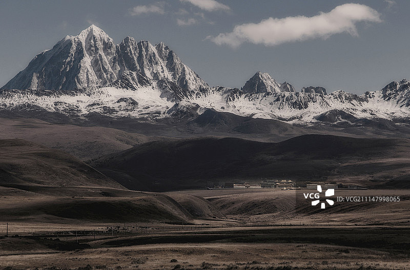 雪山下的古寺图片素材