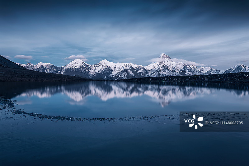贡嘎雪山日落冰湖冷嘎措图片素材