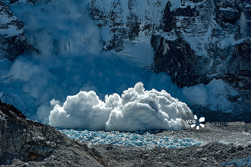 壮观的雪崩图片素材