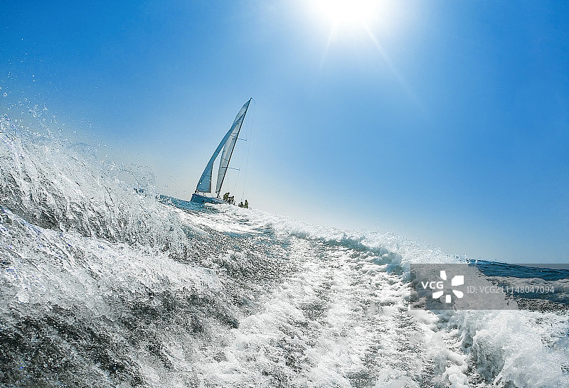 疾驰的帆船图片素材