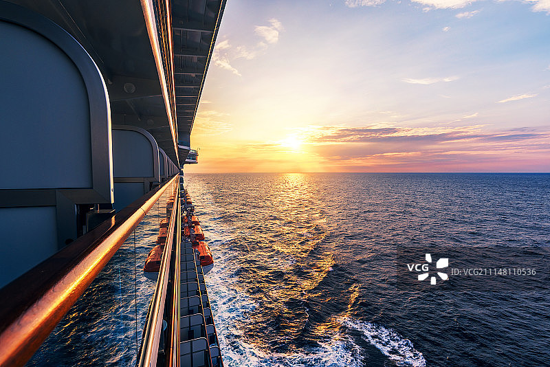 阳光下的轮船图片素材