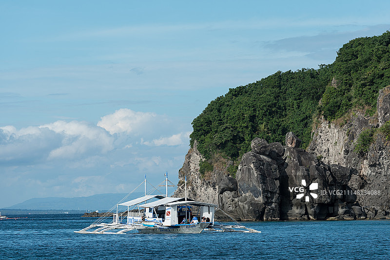 菲律宾apo岛旁边的螃蟹船在等待潜水员上岸图片素材