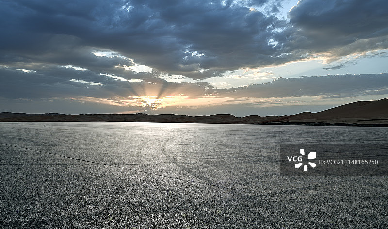云景逆光下的F1试车赛道图片素材