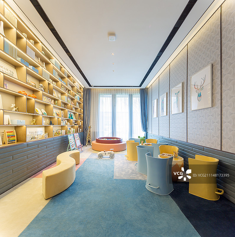会所里的儿童娱乐学习空间图片素材