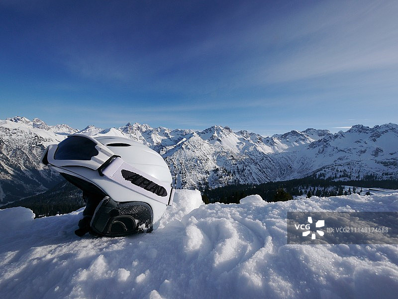 雪地里的滑雪头盔图片素材