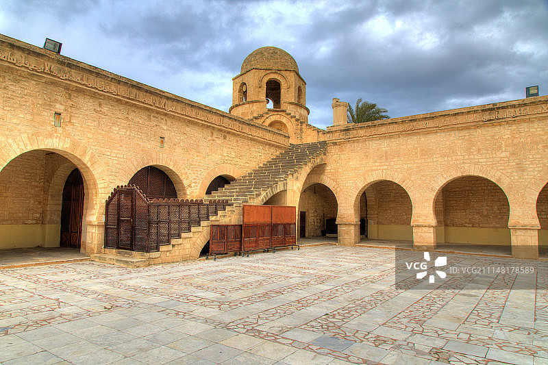 苏塞大清真寺的庭院塔楼图片素材