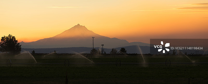傍晚日落时分杰斐逊山上的壮观天空云彩图片素材