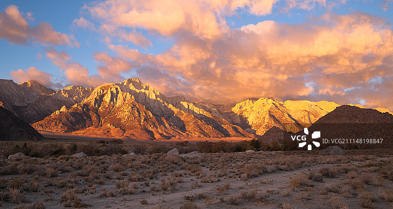 加利福尼亚Alabama Hills日落，内华达山脉图片素材