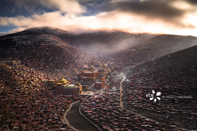 色达 喇荣寺 红色房子 佛教胜地图片素材