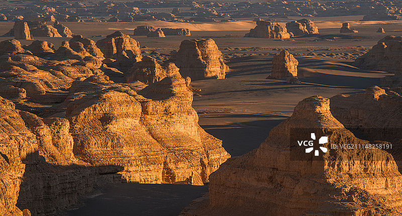 雅丹地貌 风蚀地形 风化特征图片素材
