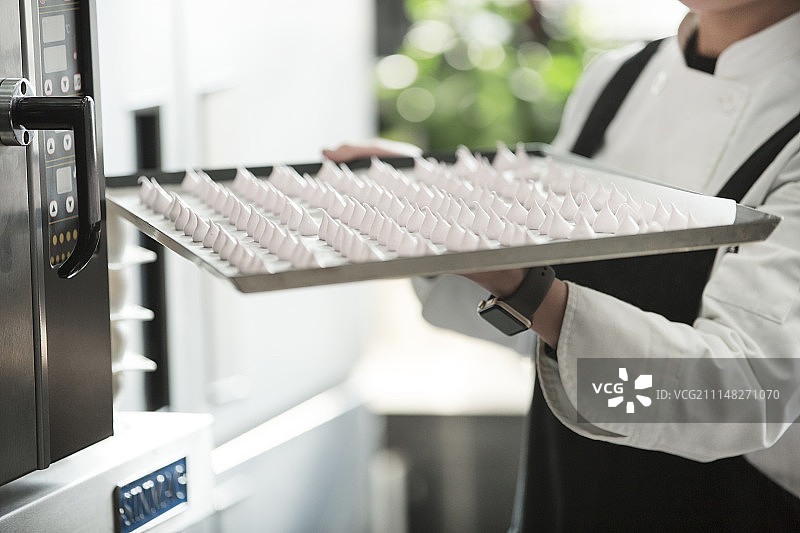 女糕点师在厨房烘培点心图片素材