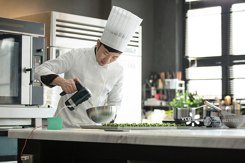 男糕点师制作甜品图片素材