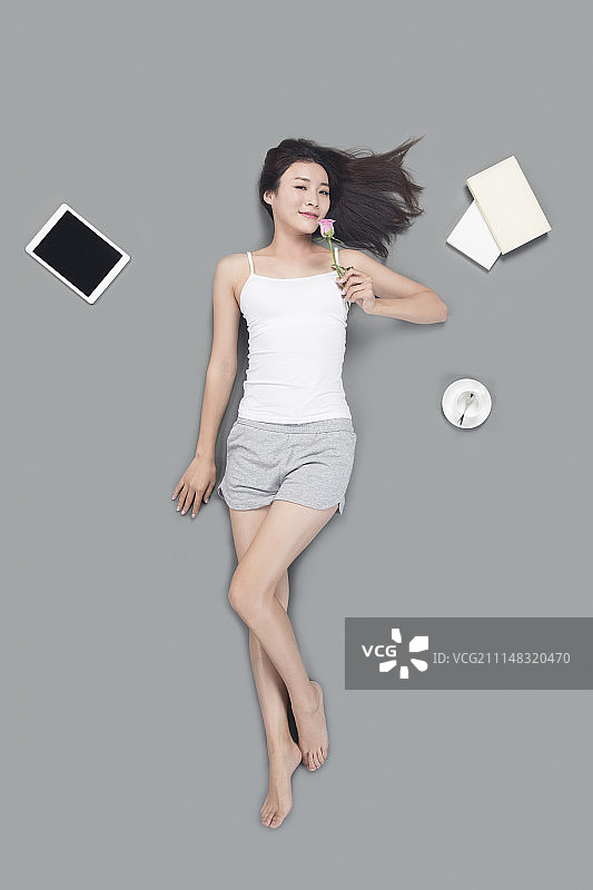 美女拿着一枝花图片素材