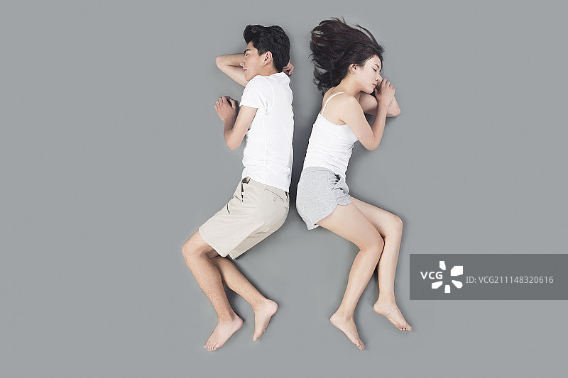 东方情侣睡觉休息图片素材