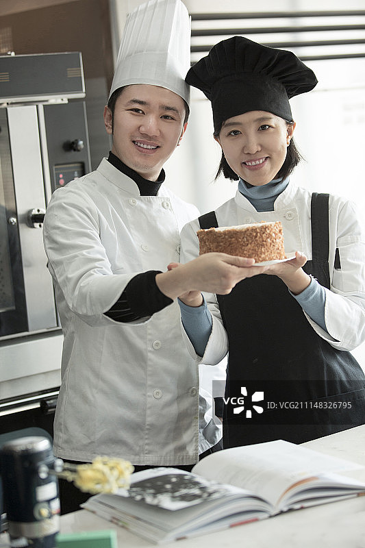 烘培师展示蛋糕图片素材