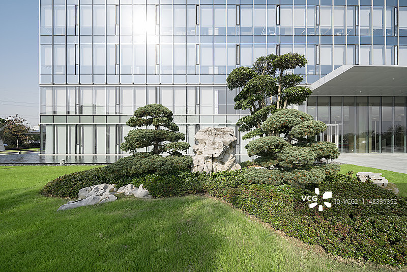 现代城市商务区的景观绿化图片素材