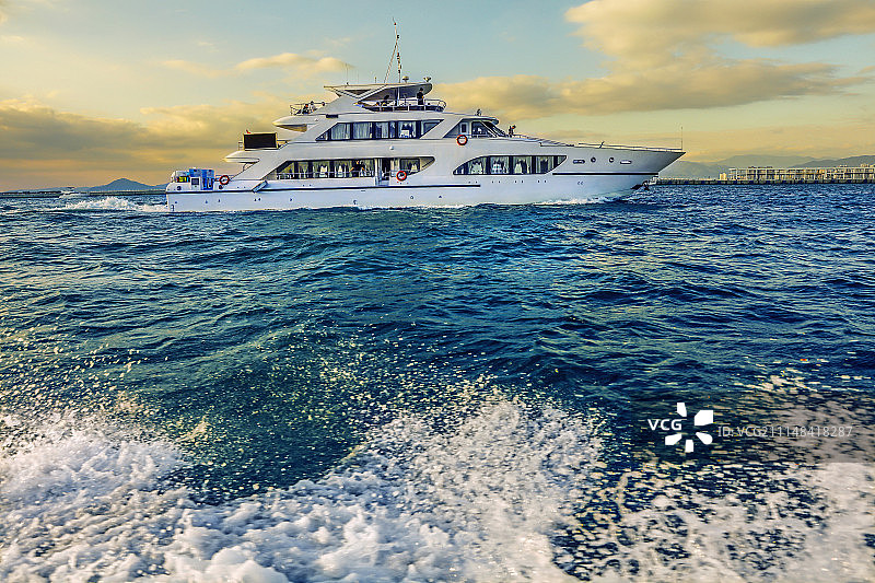 黄昏下的游艇图片素材