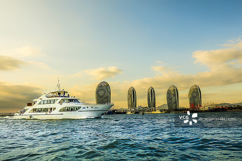 黄昏下的游艇图片素材