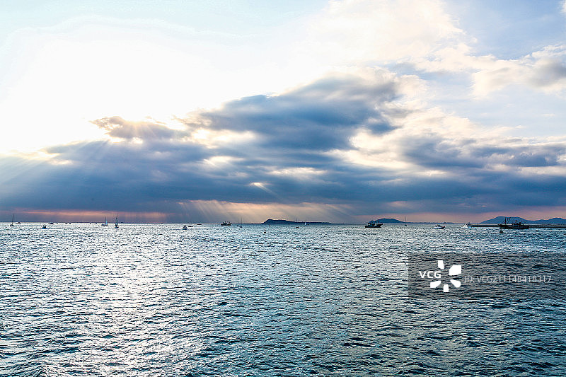 蓝天白云下的游艇图片素材