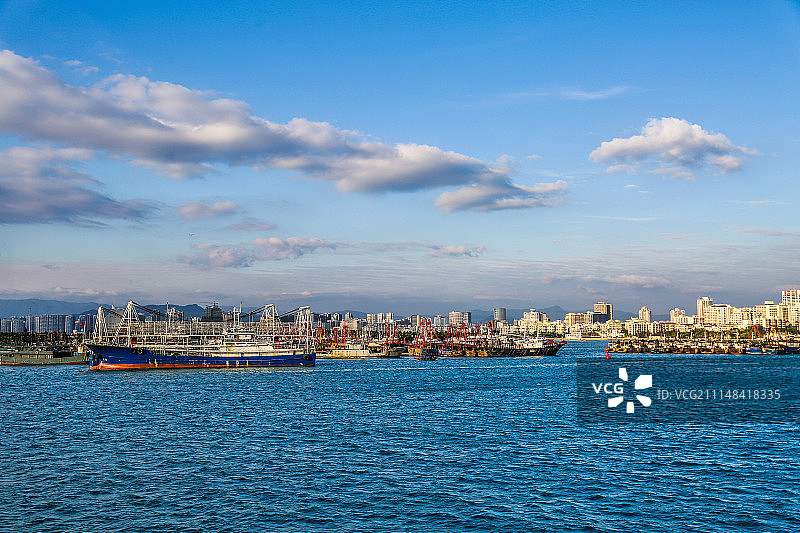 蓝天白云下的游艇图片素材