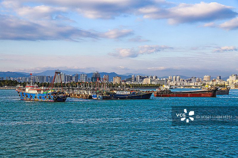 蓝天白云下的游艇图片素材