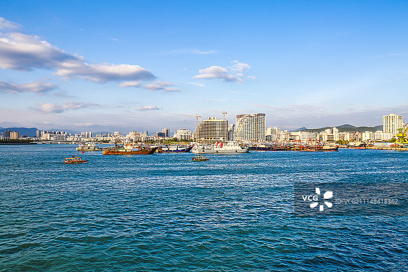 蓝天白云下的游艇图片素材