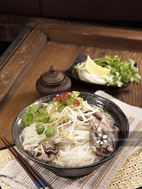 越南风味白灼牛肉米粉图片素材