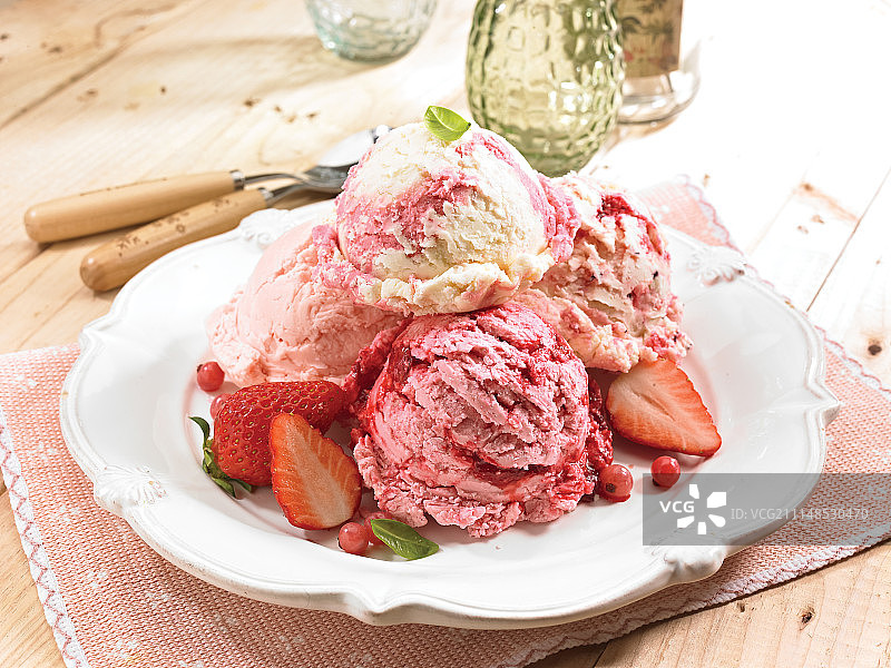 草莓冰淇淋图片素材