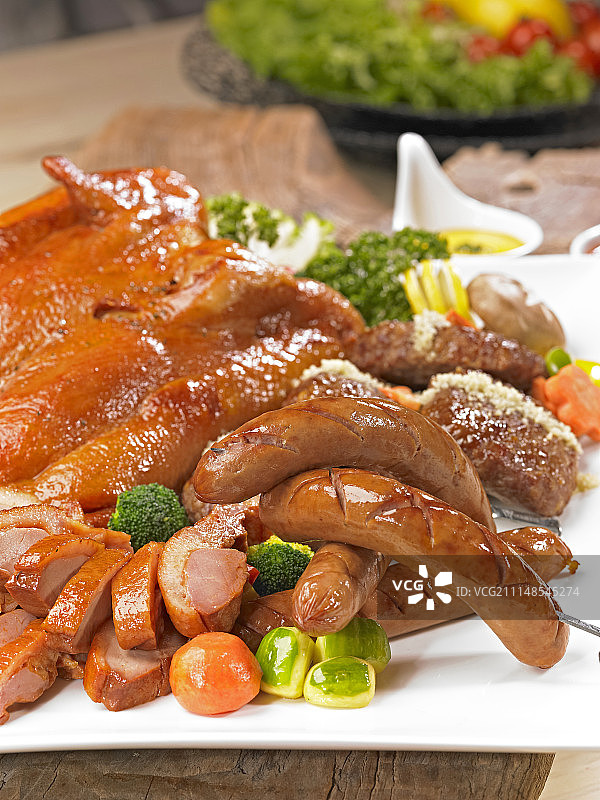 烧烤、烤鸭、香肠、蔬菜图片素材