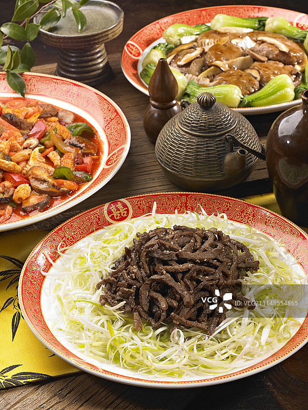 餐桌摆设：京酱肉丝、炒菜、肉丸、蔬菜、香辣鸡丁（中式料理）图片素材